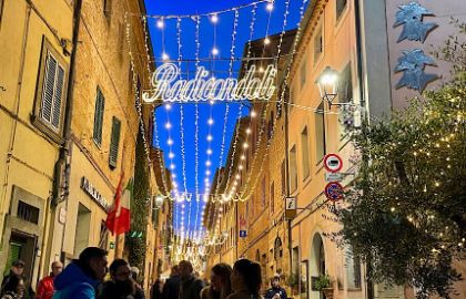 Con Radicondoli Christmas Market, Cacciucco di Cinta Senese, pizza con la Gota di Cinta, Lampredotto di calamaro.
