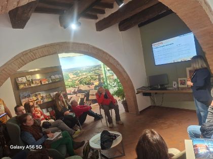Nuova segnaletica con Qr code e una nuova mappa cartacea con i percorsi a piedi