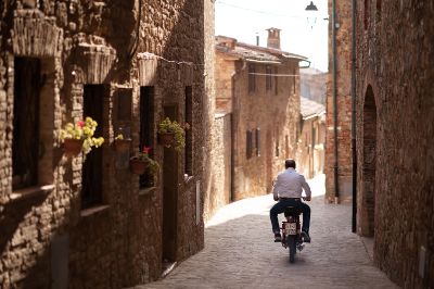 vicolo e uomo in motorino