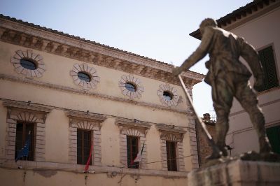 Palazzo comunale con milite ignoto