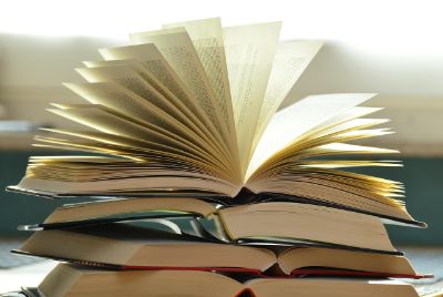 books-1082942_1280 (1)