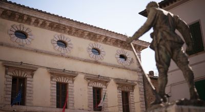 Palazzo comunale con milite ignoto